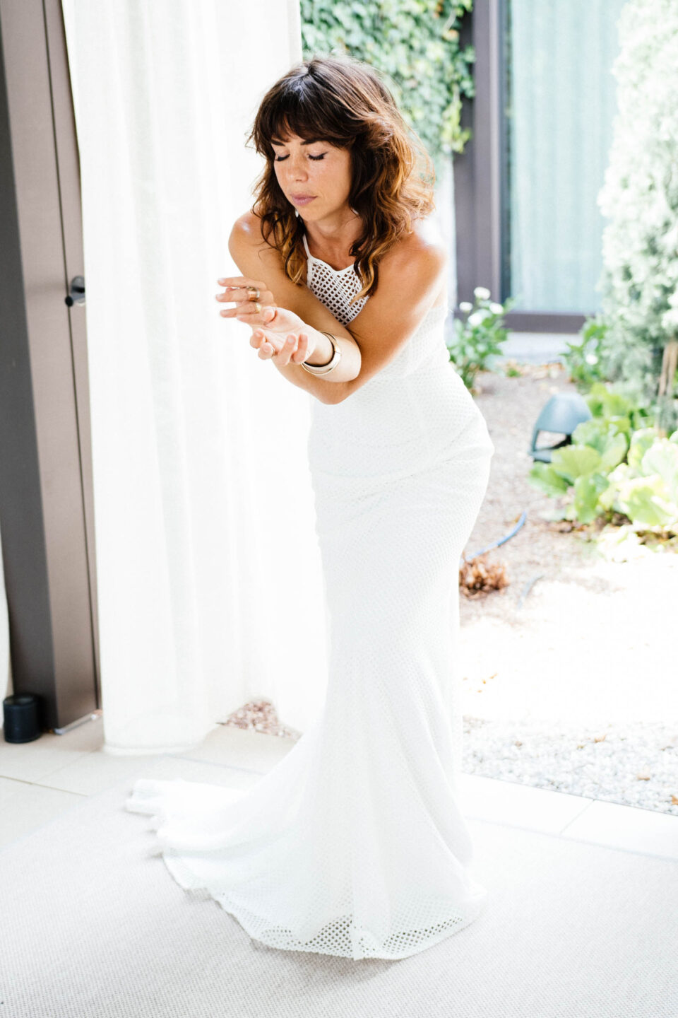Fit & Flare Brautkleid Accra aus Mermaid Lace mit Schleppe, Braut in Bewegung